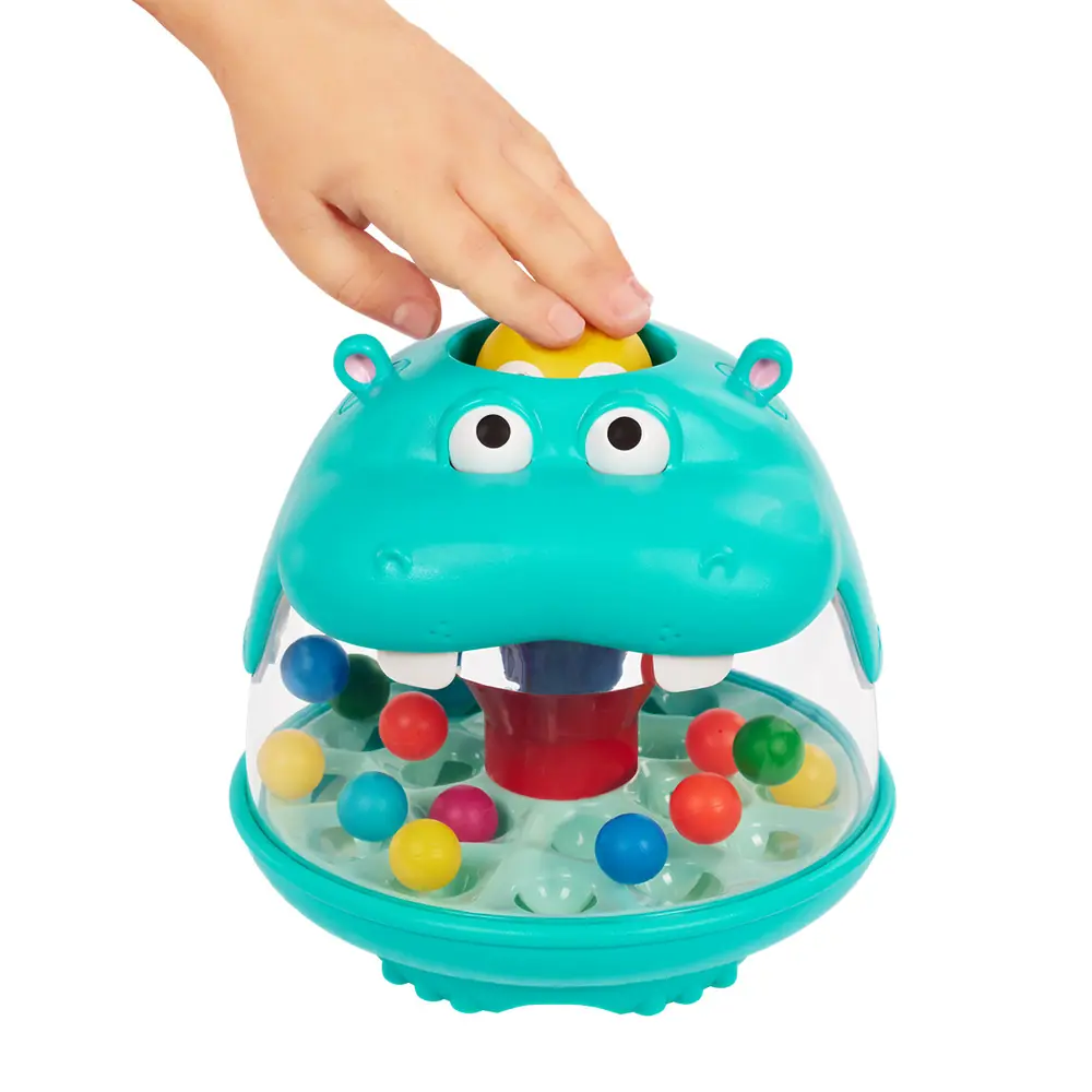 Дитяча рука натискає на жовту пташку на голові бегемота