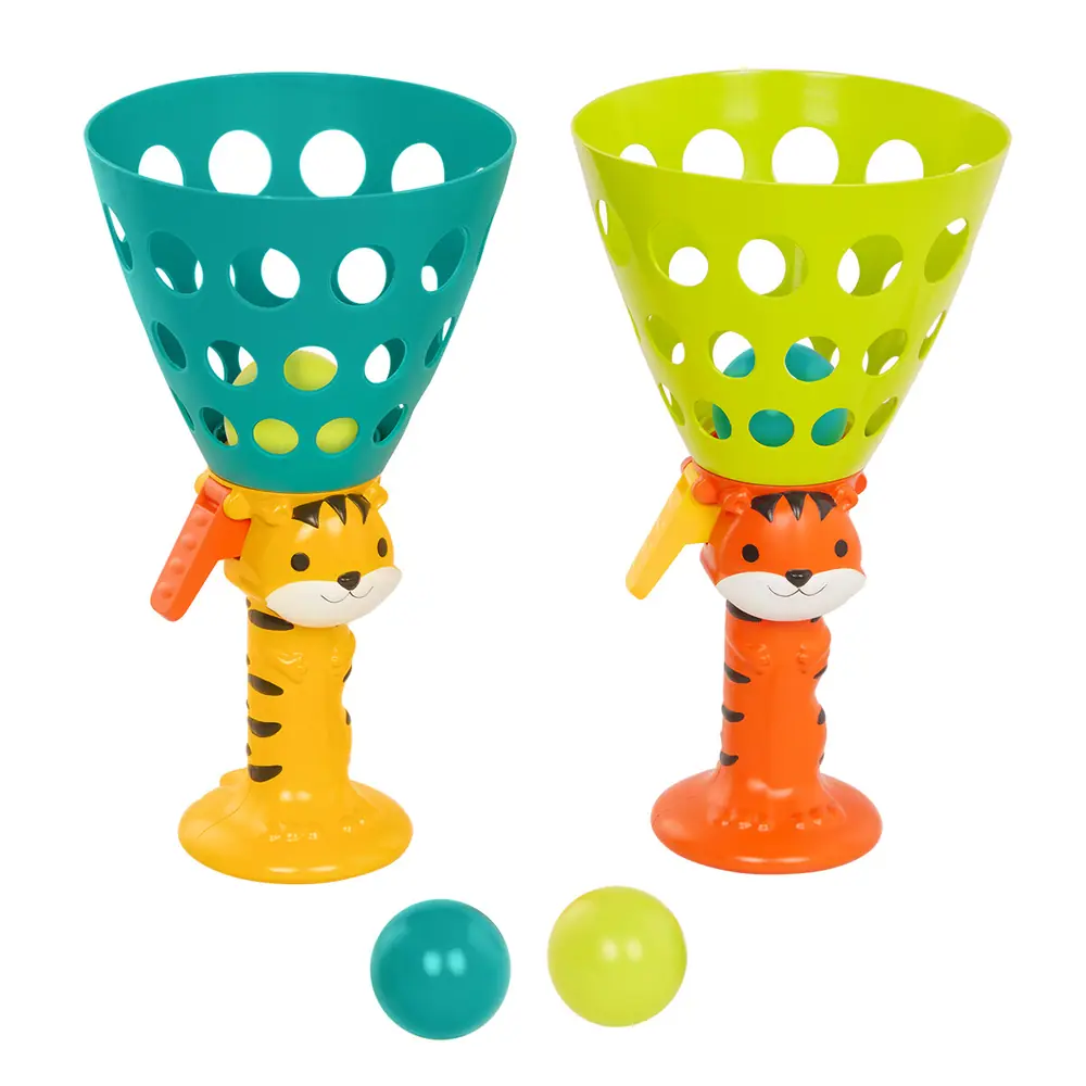 Два запускачі-тигренята й дві кульки поруч