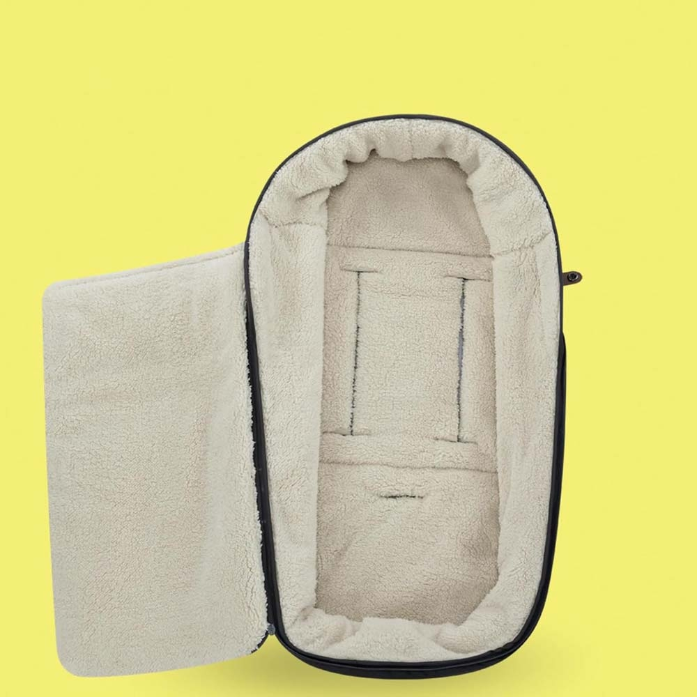 Мішок Bebe Confort Footmuff Mineral Graphite розкритий: видно м'яку підкладку з шерпи