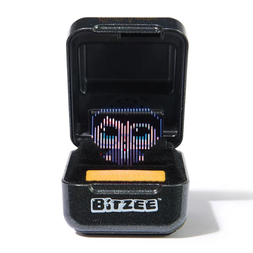 Открытая шкатулка Bitzee с цифровым персонажем на экране