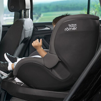 Ребенок в автокресле Britax Romer Dualfix M Plus против направления движения, с местом для ног