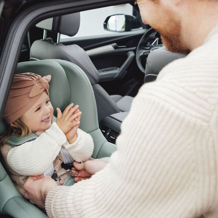 Britax Romer Dualfix PRO M поворотне дитяче автокрісло від 3 місяців