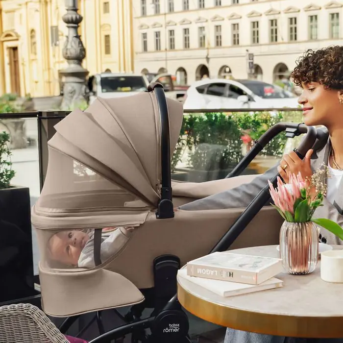 Дитина у люльці Britax Römer RIO через вентиляційне віконце