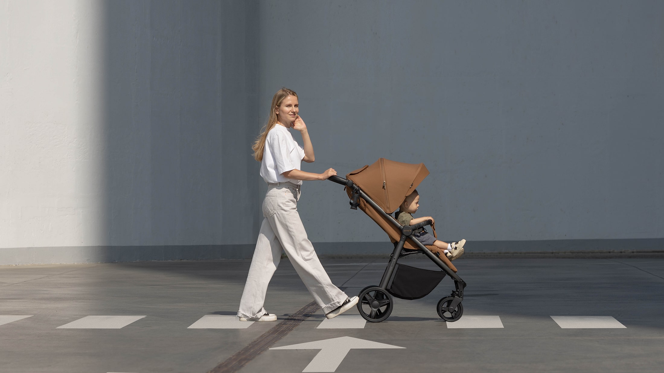 всесезонная прогулочная коляска с большими резиновыми колесами Каррелло Браво 2025