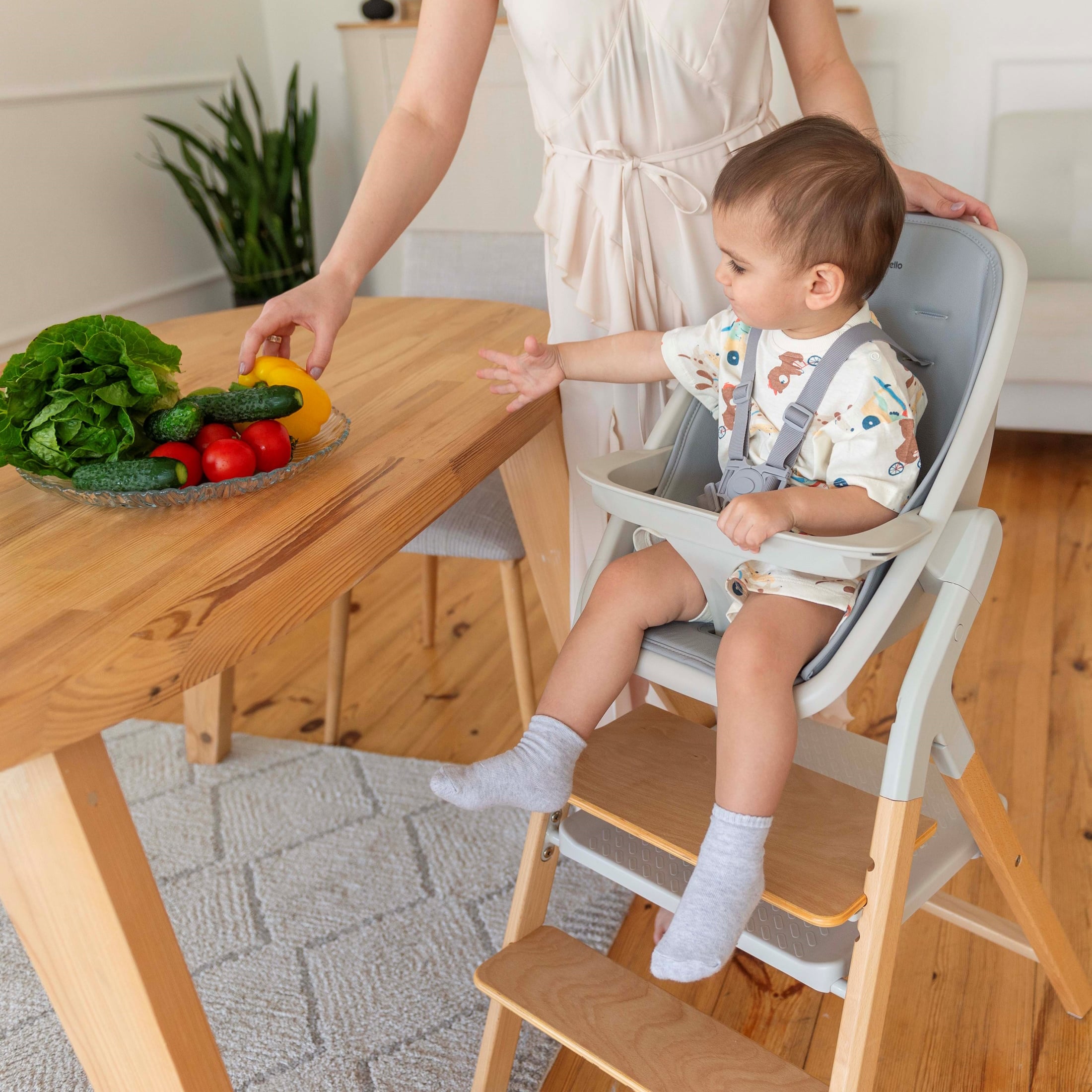 стульчик для кормления с шезлонгом Карелло Эрго 2025 и обучающая башня типа кухонный помощник с нагрузкой до 75 кг