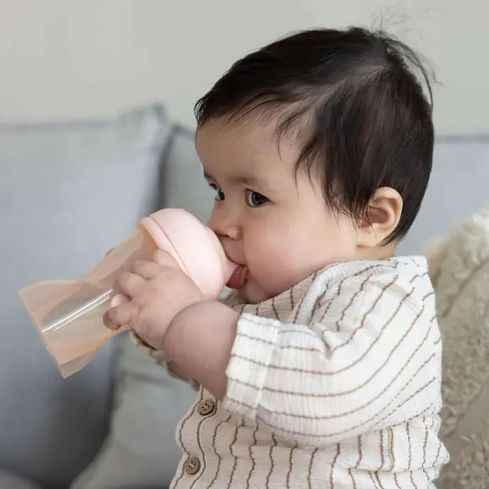 Малюк п'є з чашки Difrax Sippy Cup Soft