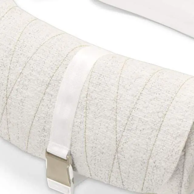 Ткань букле и пряжка сумки Cybex Belt Bag Bouclé, крупный план
