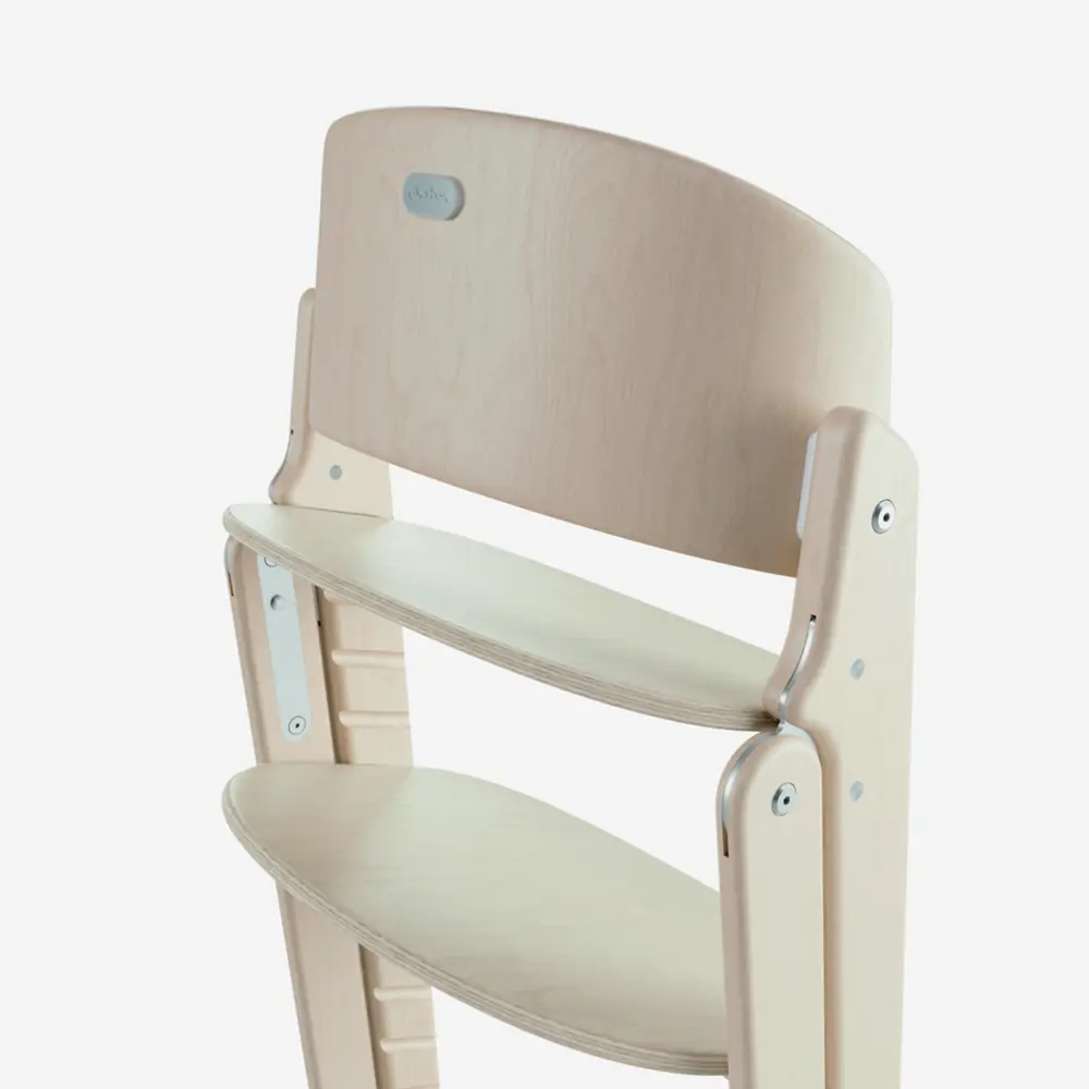 Буковый каркас и логотип Cybex на стуле Click & Fold