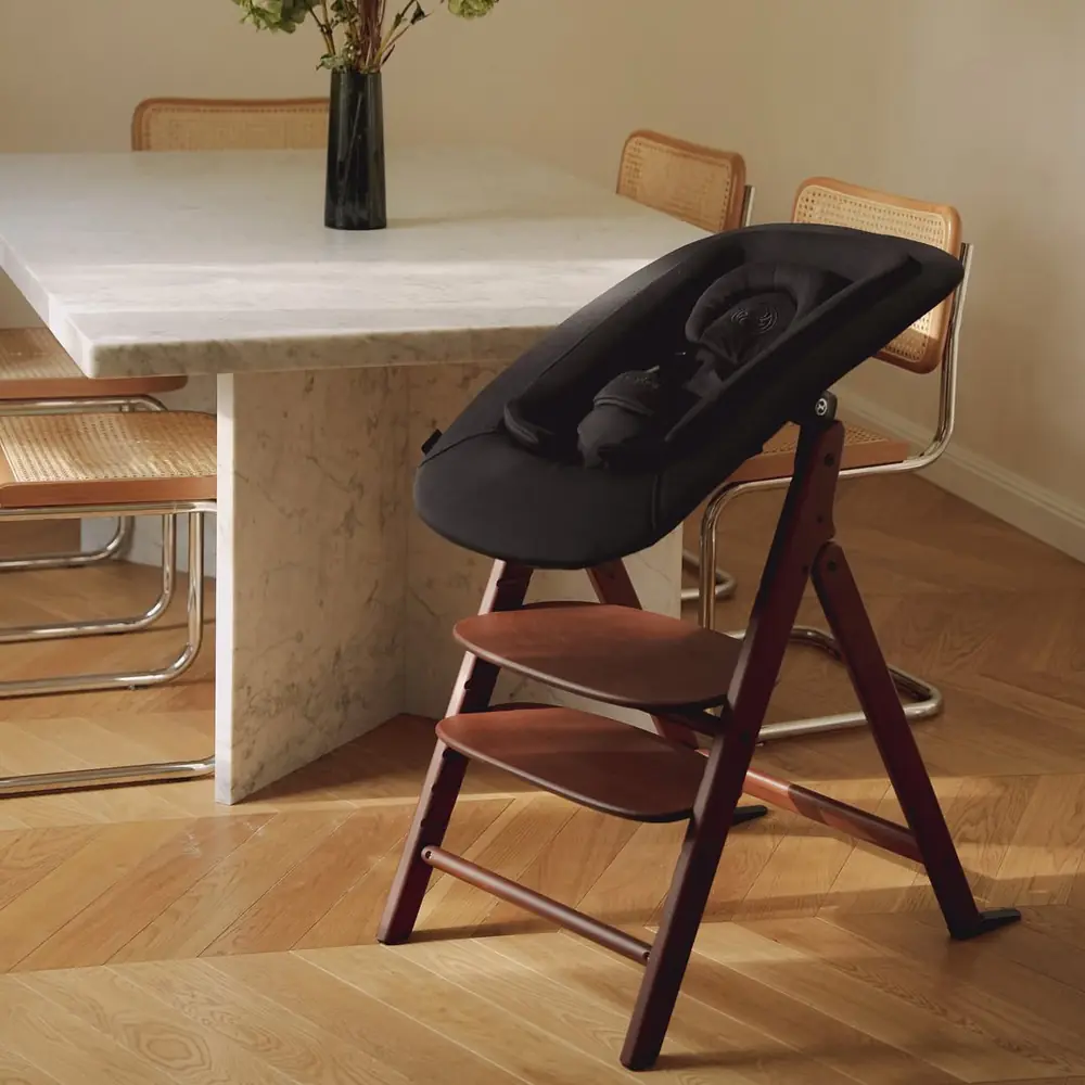 Click & Fold с шезлонгом Bouncer Nest у обеденного стола