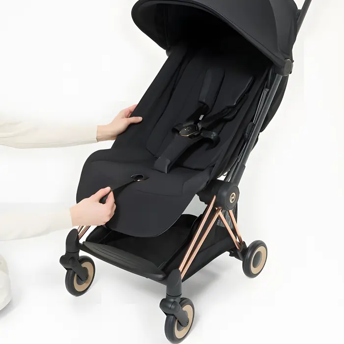 Ремінь безпеки One-pull, Cybex Coya 2026 Comfort Collection - ультракомпактний прогулянковий візок преміум для подорожей (від народження до 4 років / до 22 кг) • Sepia Black / Matt Black
