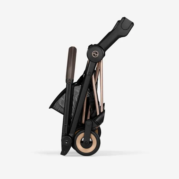 Сложенная коляска Cybex Coya с адаптерами для автокресла