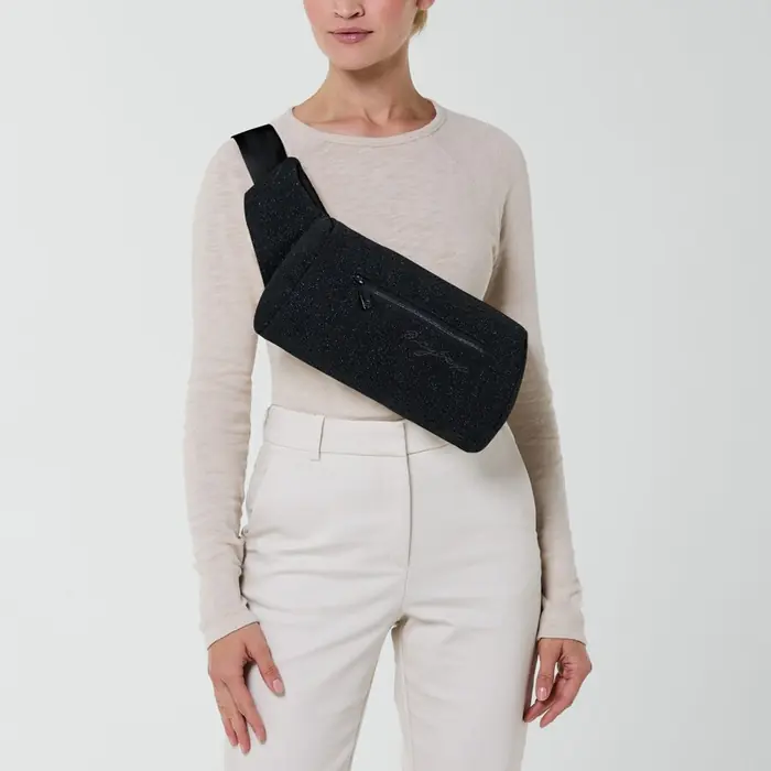 Cybex Coya Carrier Bouclé Smoky Black в виде сумки через плечо
