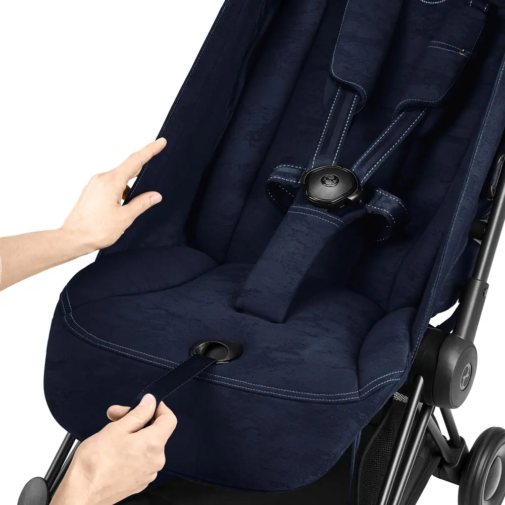 Ремінь безпеки One-pull, Cybex Coya - легка прогулянкова коляска для подорожей, ультракомпактний візок преміум (ручна поклажа), з колекції Rebellious Luxury • Denim Blue