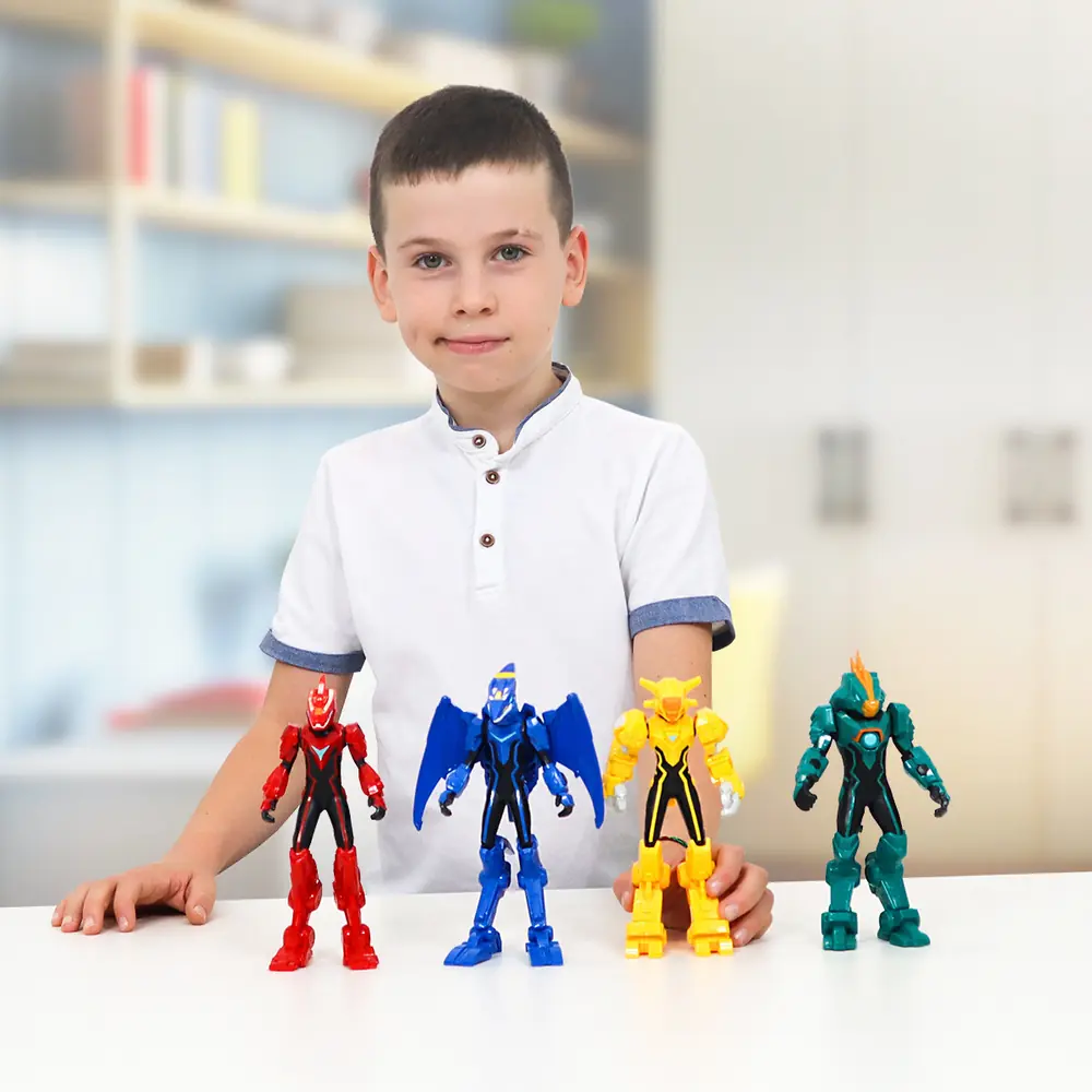 Хлопчик з фігурками команди DINOSTER на столі