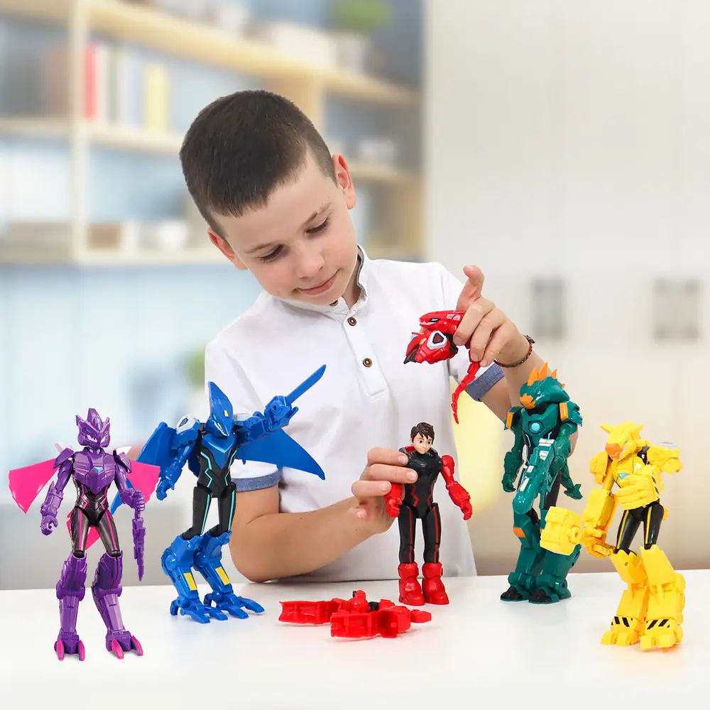 Хлопчик грається фігурками команди DINOSTER
