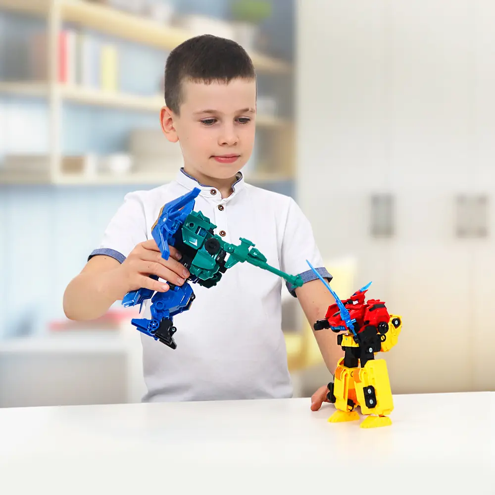 Хлопчик грається дино-роботами DINOSTER