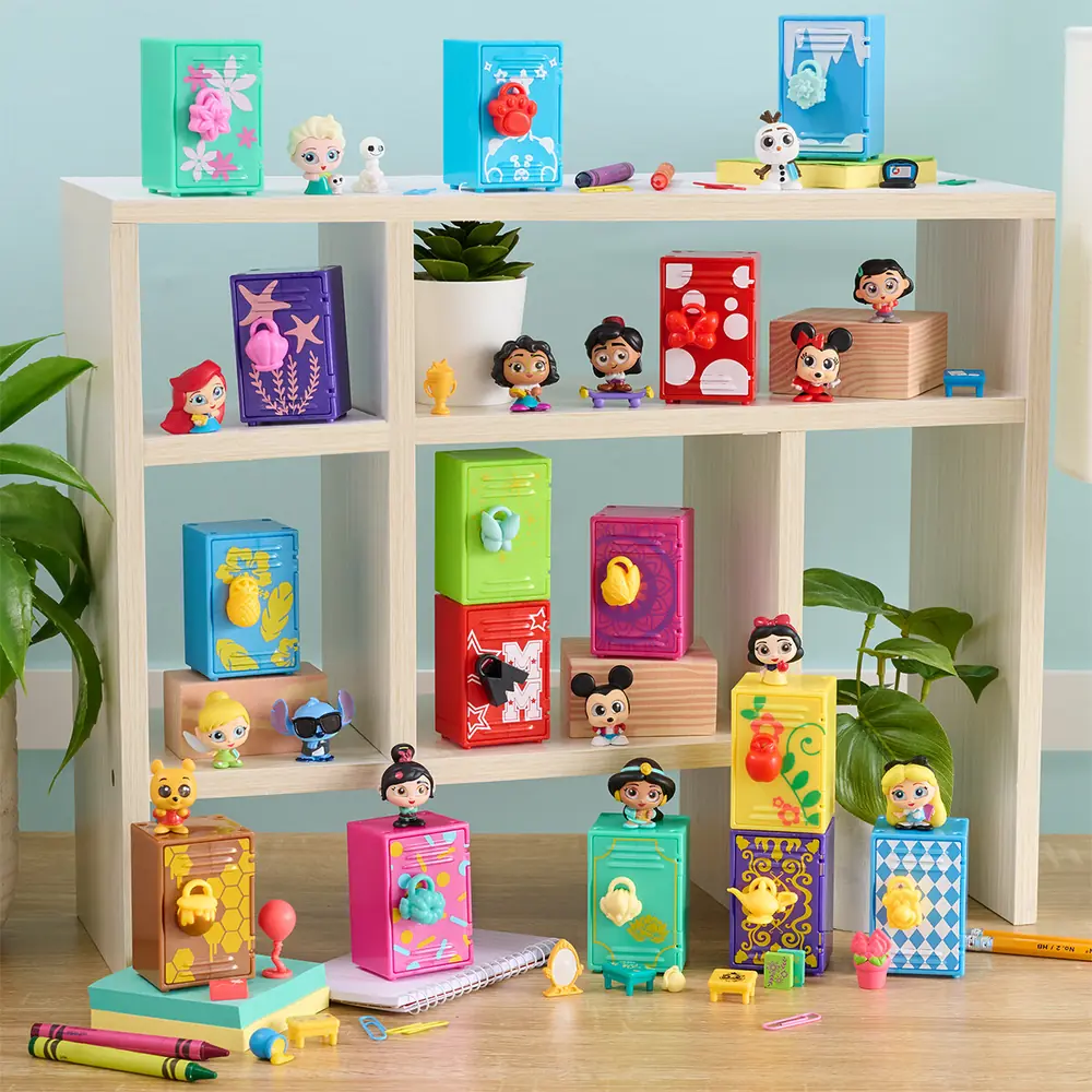Полиця з кольоровими шафками Disney Doorables Academy та фігурками героїв