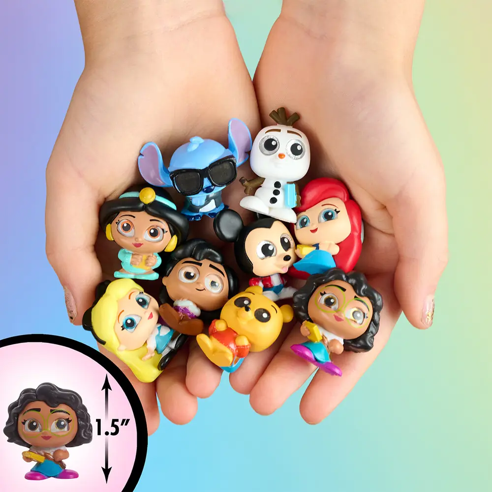 Долоні, повні маленьких фігурок Disney Doorables, і позначка розміру фігурки