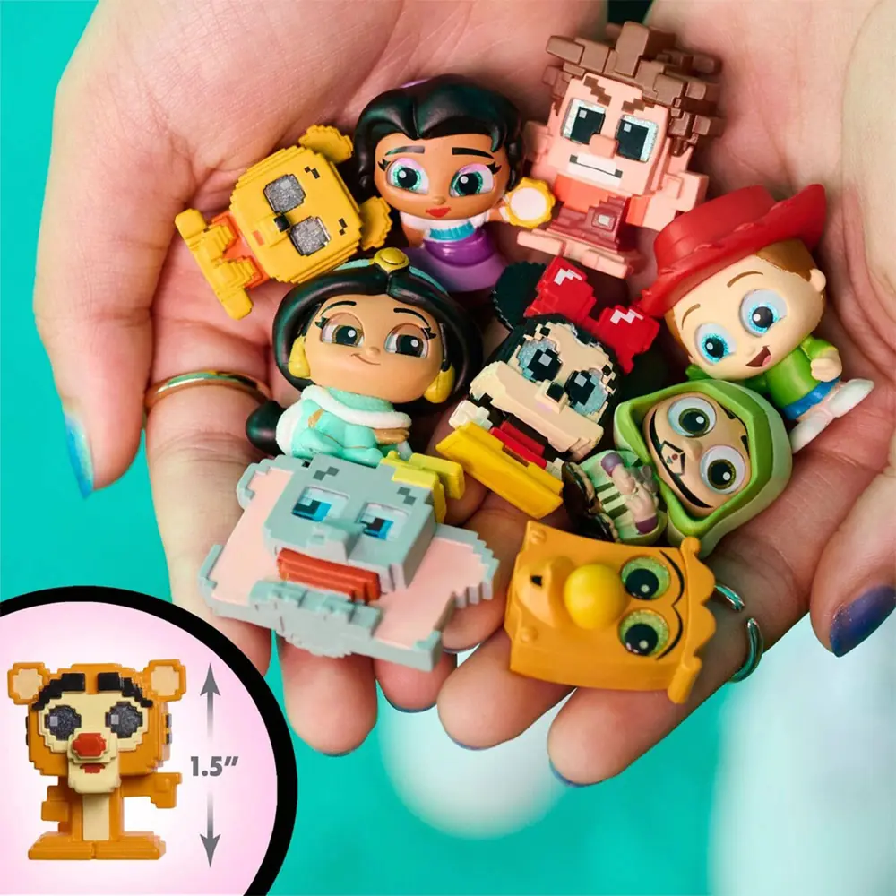 Долоні, повні маленьких фігурок Disney Doorables, і позначка розміру фігурки