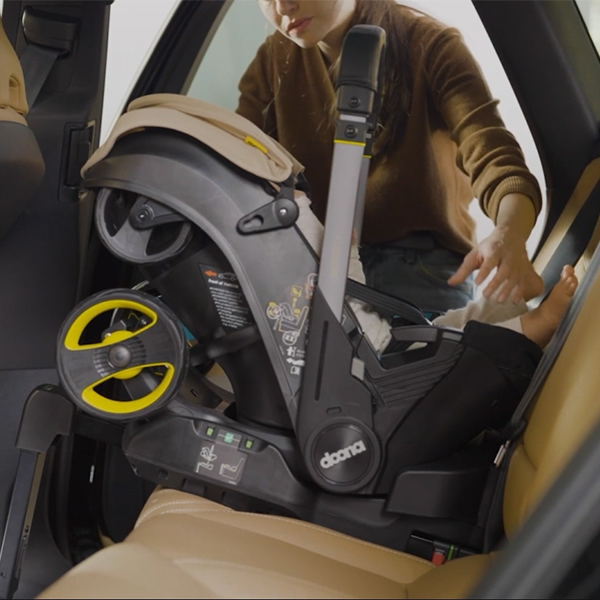 Встановлення автокрісла Doona i в автомобіль