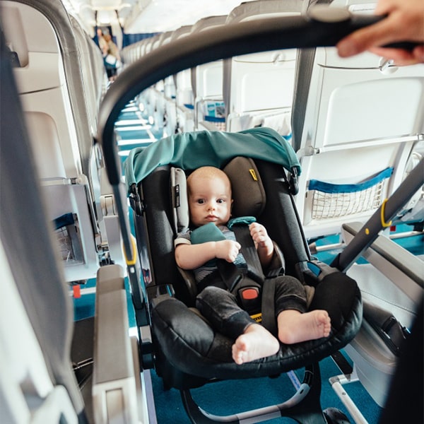 Для використання в літаку Doona+ автокрісло-коляска з народження