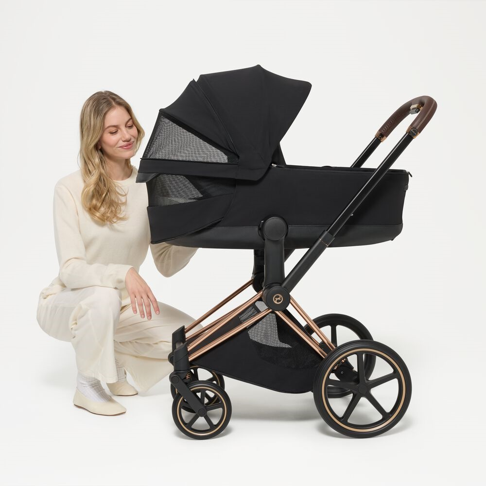 Люлька складывается вместе с шасси Cybex Priam 5.0