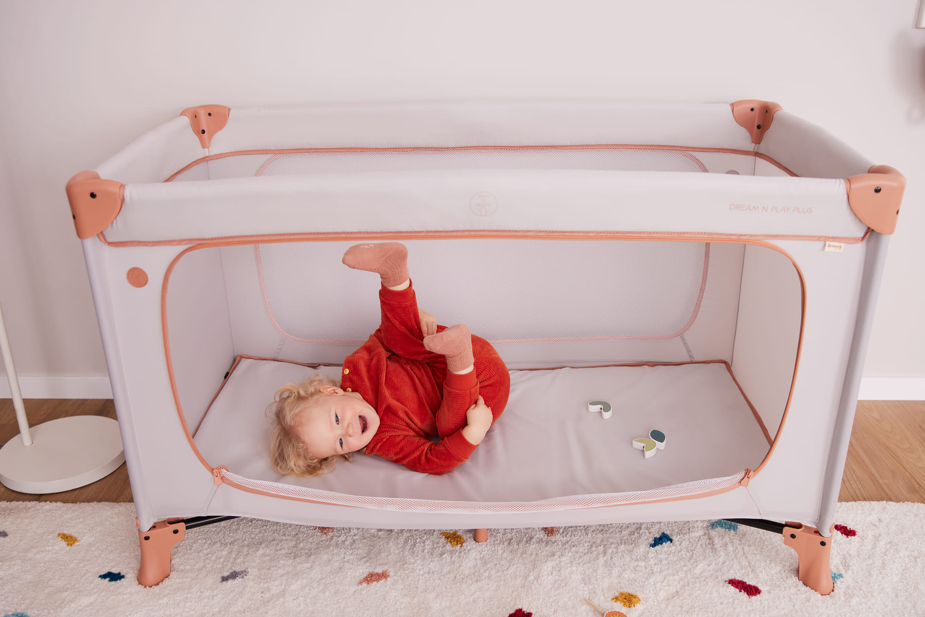 Ребенок играет в манеже-кроватке Hauck Dream N Play Plus