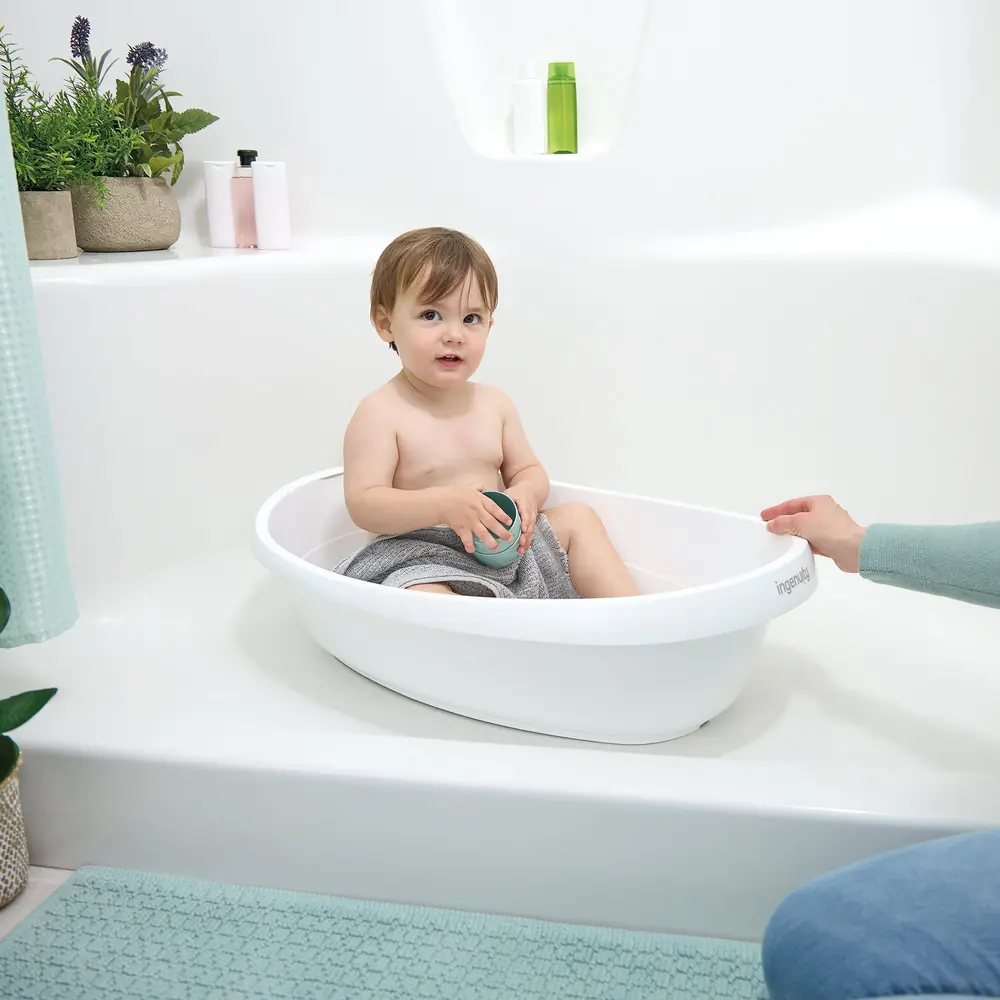 Ребенок сидит в просторной ванночке Ingenuity Room to Soak