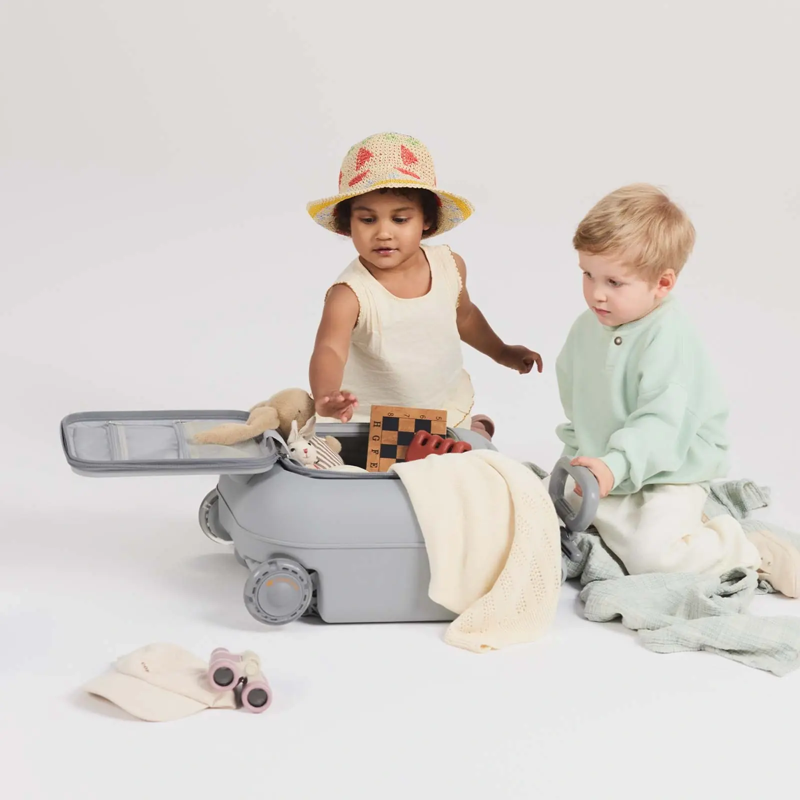 Kinderkraft Cabby - детский чемодан-каталка • Grey (KACABB00GRY0000)