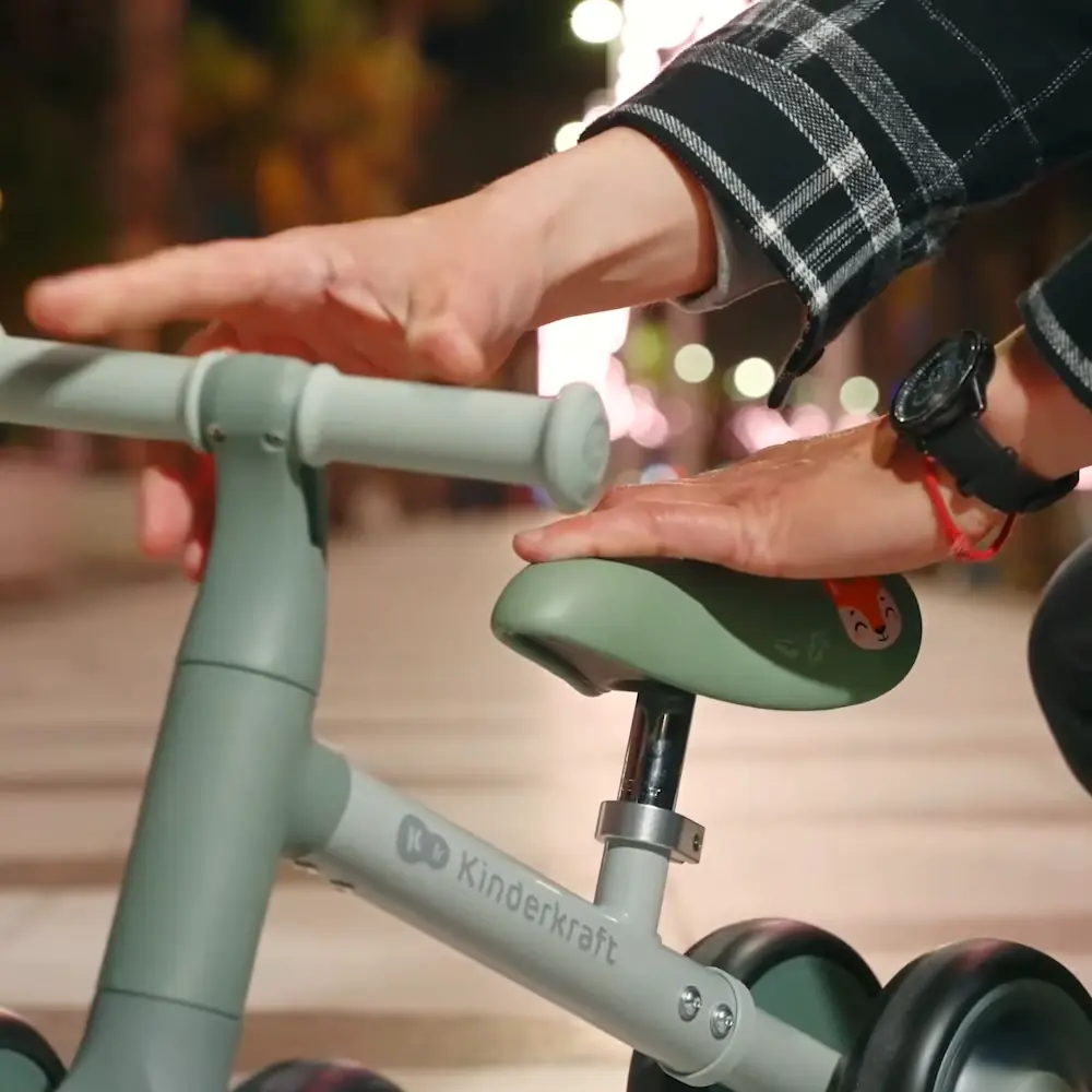 Обмежений кут повороту керма, Kinderkraft Cutie Flash - чотириколісний міні-біговел (від 1 року, до 25 кг) • Blue (KRCUFL00BLU0000)
