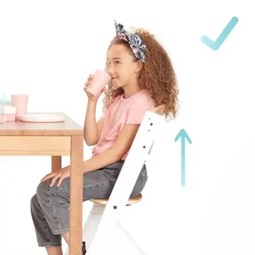 Ребенок за столом на низком стульчике Kinderkraft Enock Pillow
