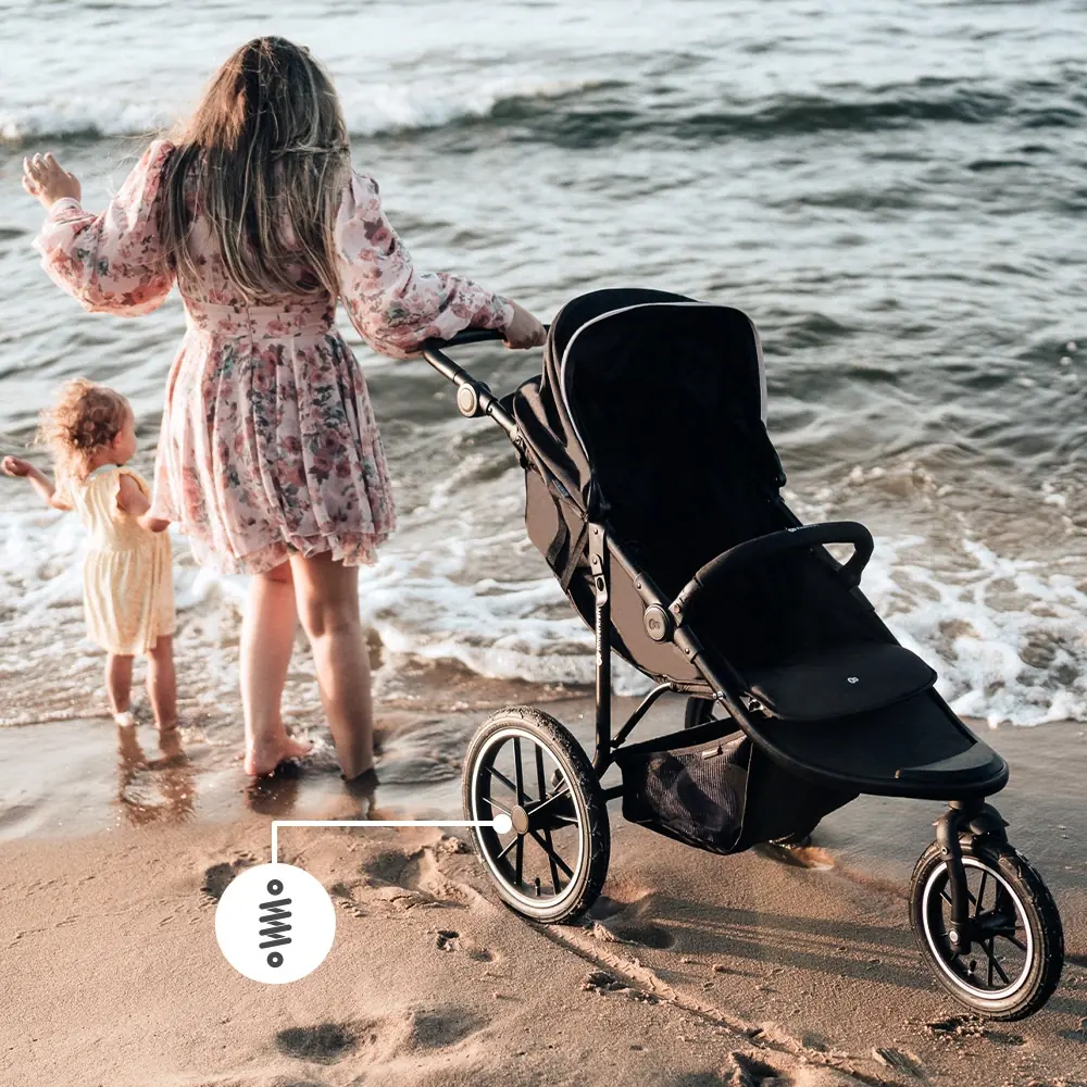 Kinderkraft Helsi 2 на піщаному березі, амортизація задньої осі