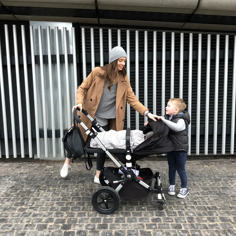 Мама с младенцем и коляска Bugaboo Cameleon 3 Plus