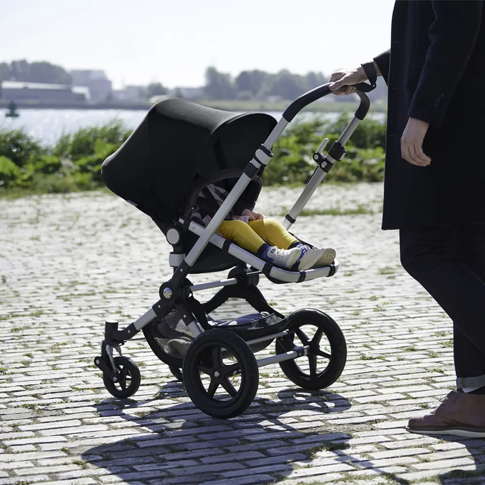 Ребенок спит в коляске Bugaboo Cameleon 3 Plus