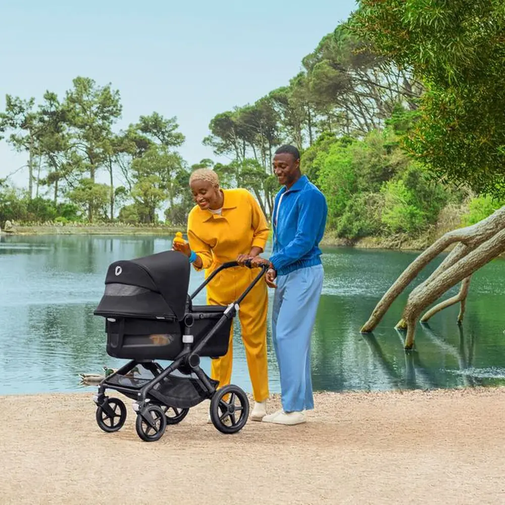Bugaboo Fox 3 с люлькой на прогулке