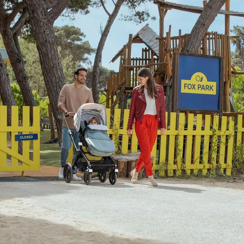 Bugaboo Fox 3 с сиденьем в парке