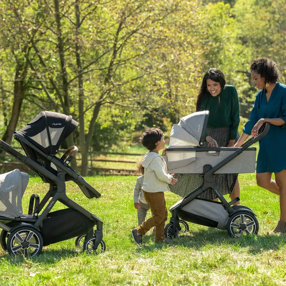 Nuna Demi Grow в разных режимах на прогулке