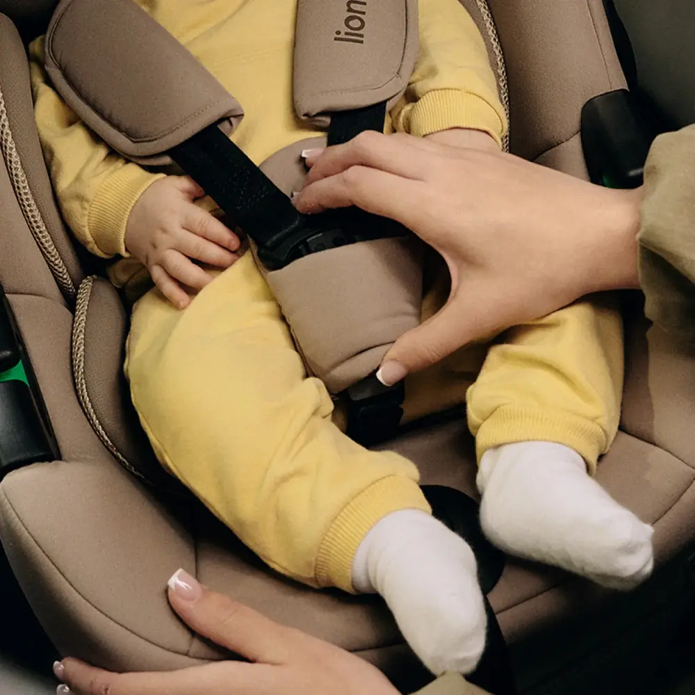 Удобная настройка ремней, Lionelo Astrid i-Size Set Plus - автокресло для новорожденных с базой ISOFIX (40-87 см/ 0-24 мес) • Beige Cream