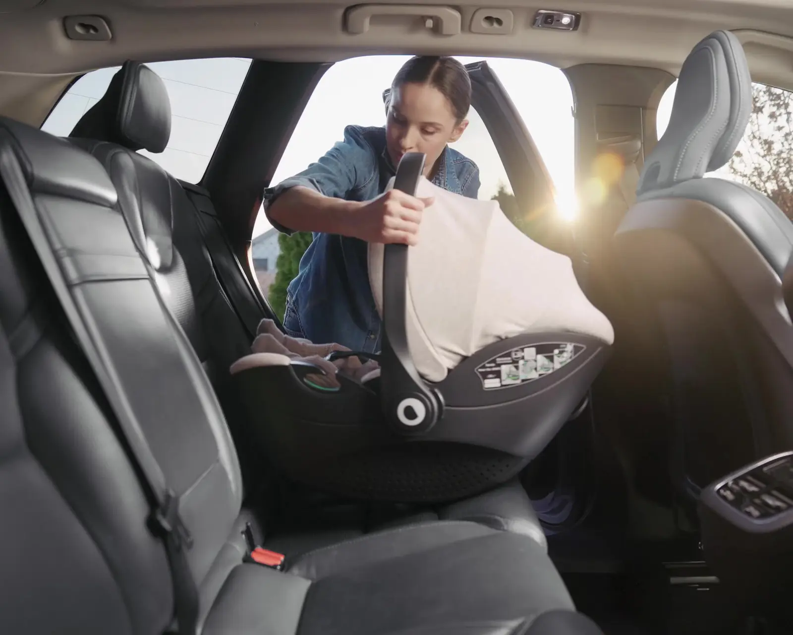 Дитяче автокрісло для новонародженого Lionelo Moxie i-Size з базою ISOFIX