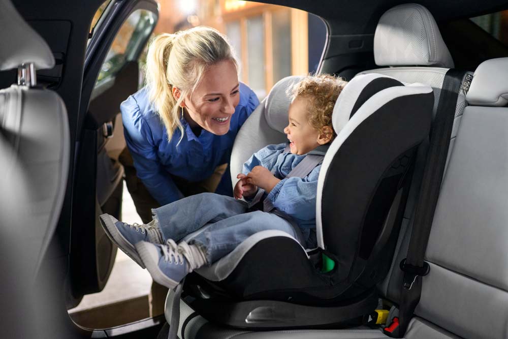 Автокрісло Maxi-Cosi Titan S i-Size у салоні автомобіля