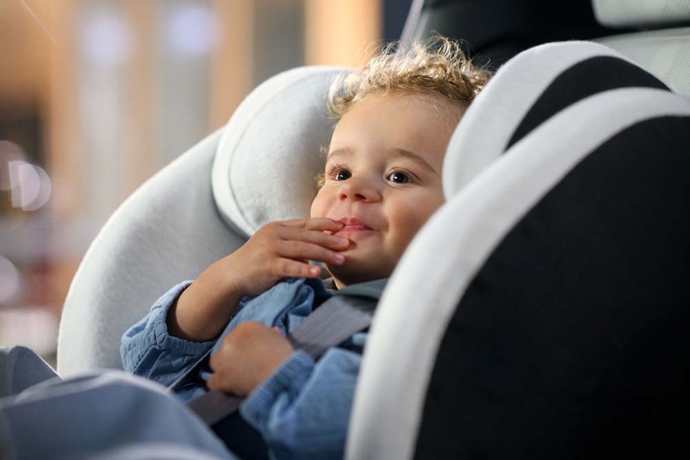 Дитина в автокріслі Maxi-Cosi Titan S i-Size