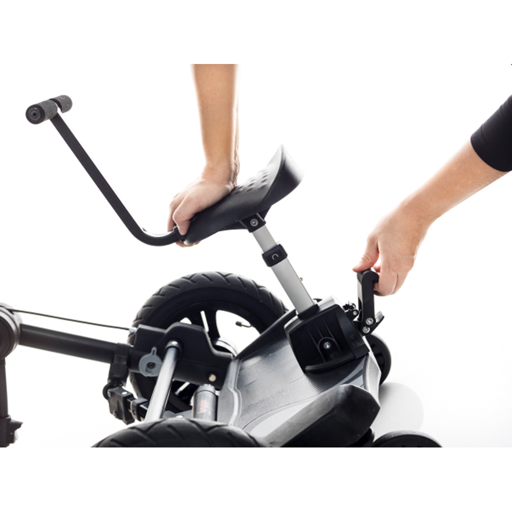 Крепление сиденья подножки Bumprider Ride-On Board +Sit к платформе, вид крупным планом