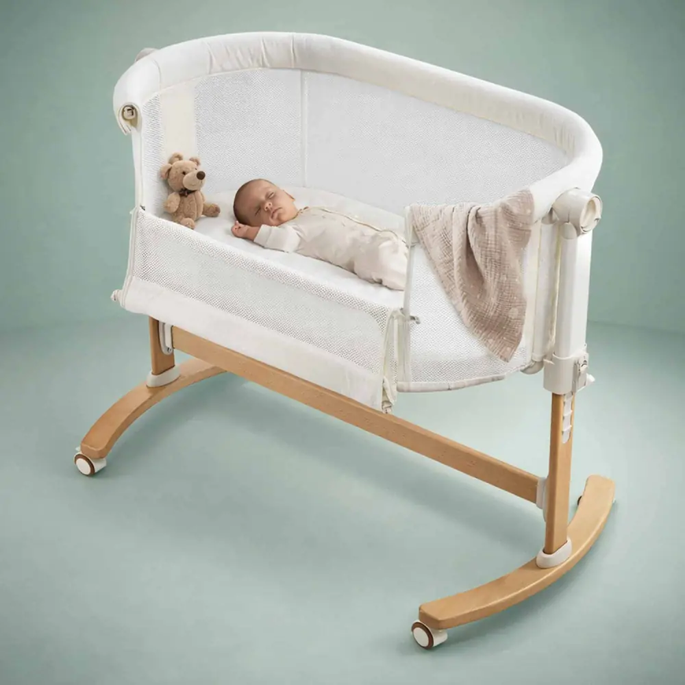 Малыш в приставной кроватке BabyGO Amila