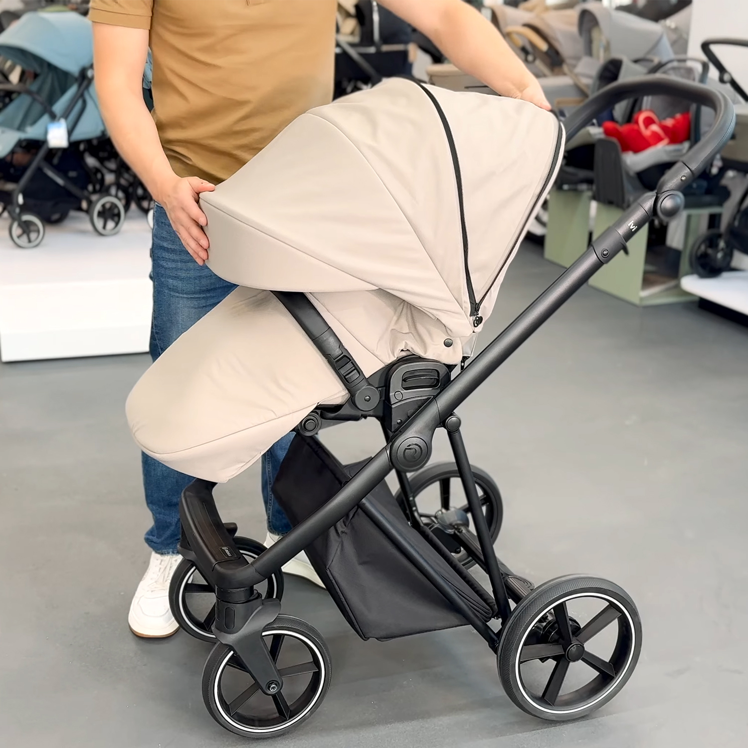детская коляска 2в1 Roan Ivi большие колеса, мягкая амортизация, солнцезащитный козырек в комплекте
