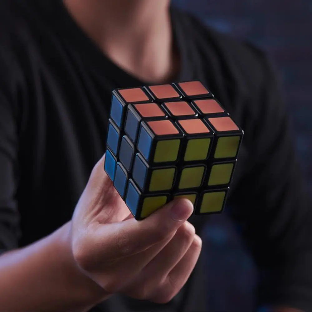 Хлопчик тримає кубик Rubik's Фантом у долонях