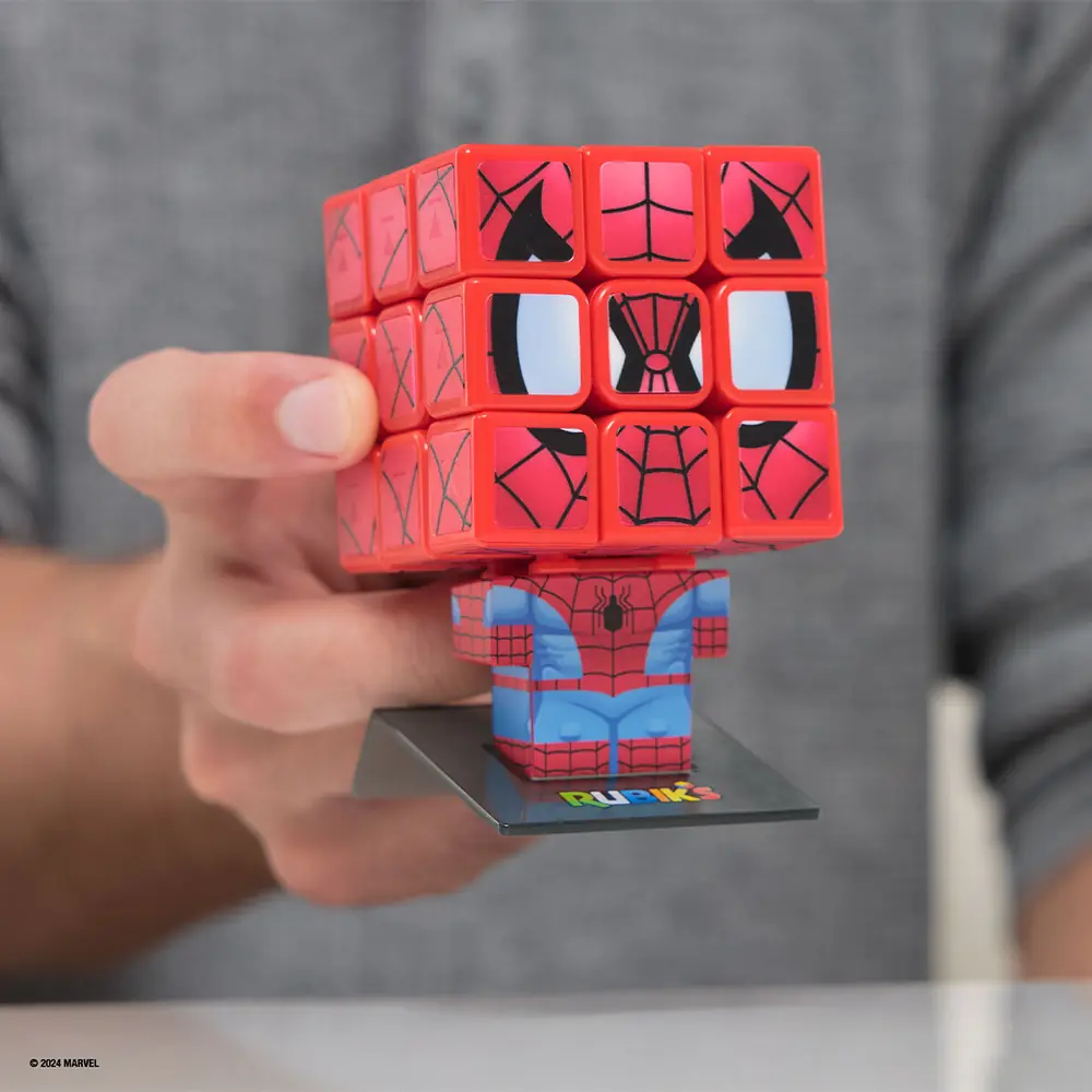 Зібрана фігурка Людини-павука Cubers на підставці в руці