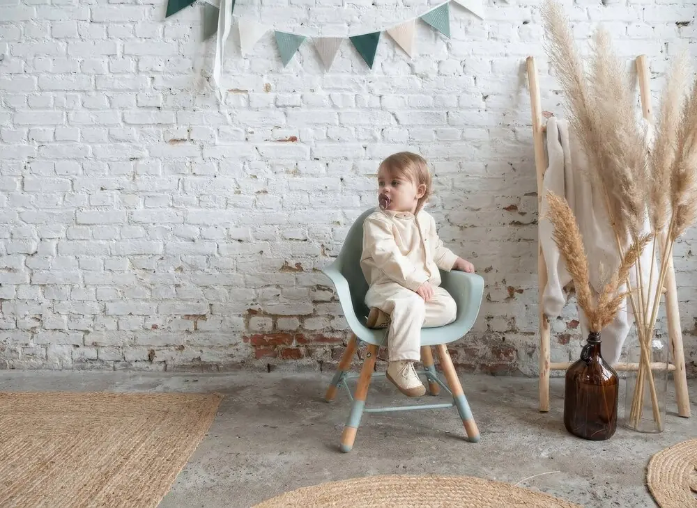 Ребенок на низком стуле Childhome Evolu 2