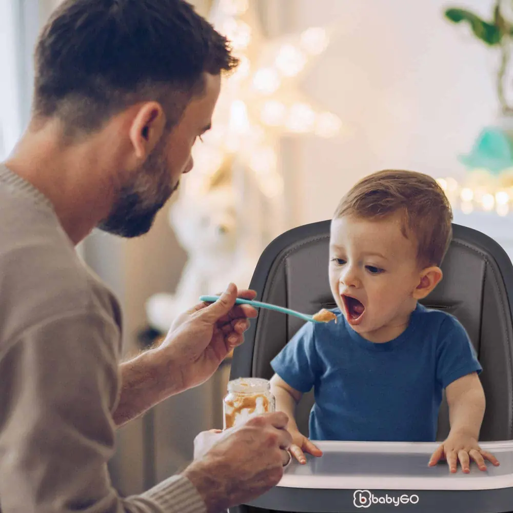 Тато годує малюка в стільчику BabyGO Carou