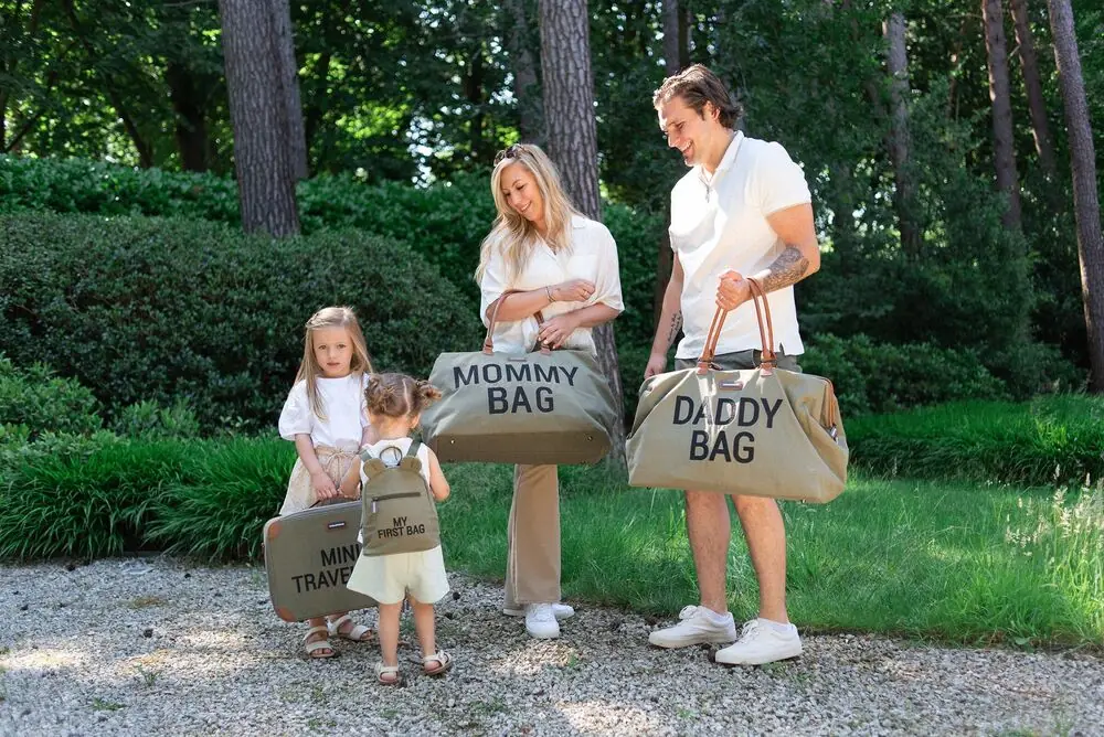 Семья с сумками Childhome Mommy Bag и Daddy Bag в парке