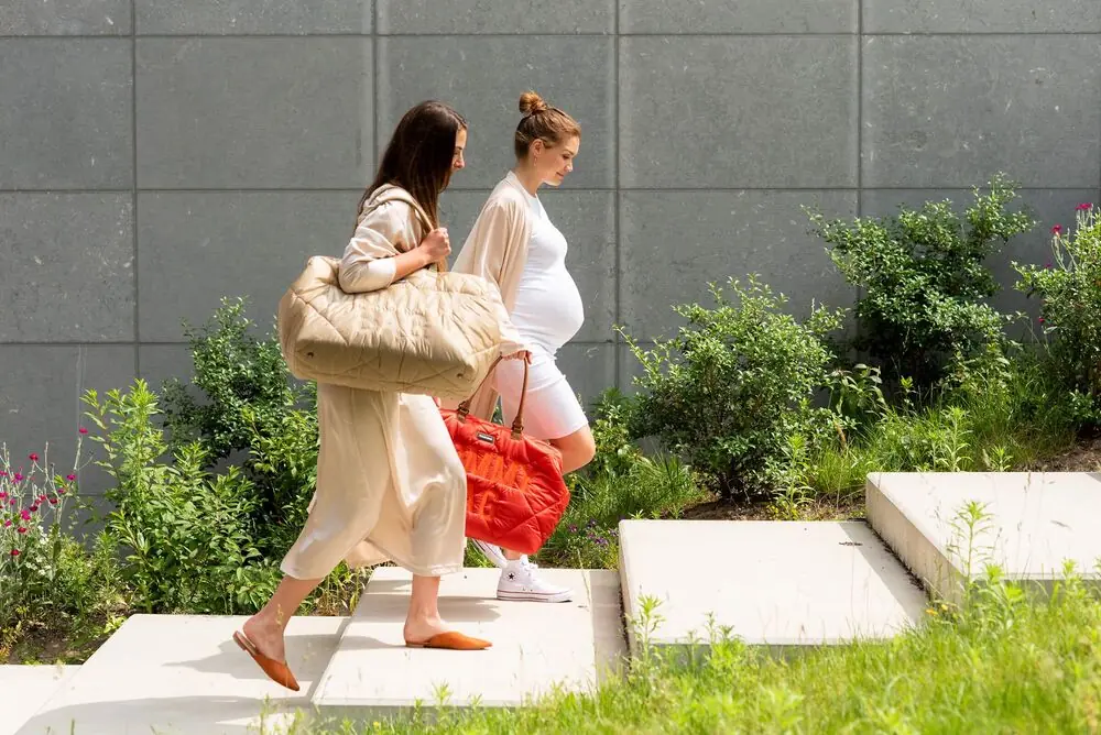 Две женщины с сумками Childhome Mommy Bag на прогулке